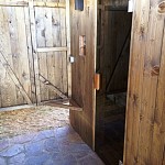 prostranství sauny za paravanem
